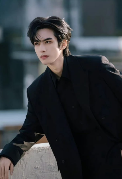 谁被宋威龙的颜狠狠戳中！冷都男标配的锋利眉眼、利落下颌线，自带高级故事感，内娱独