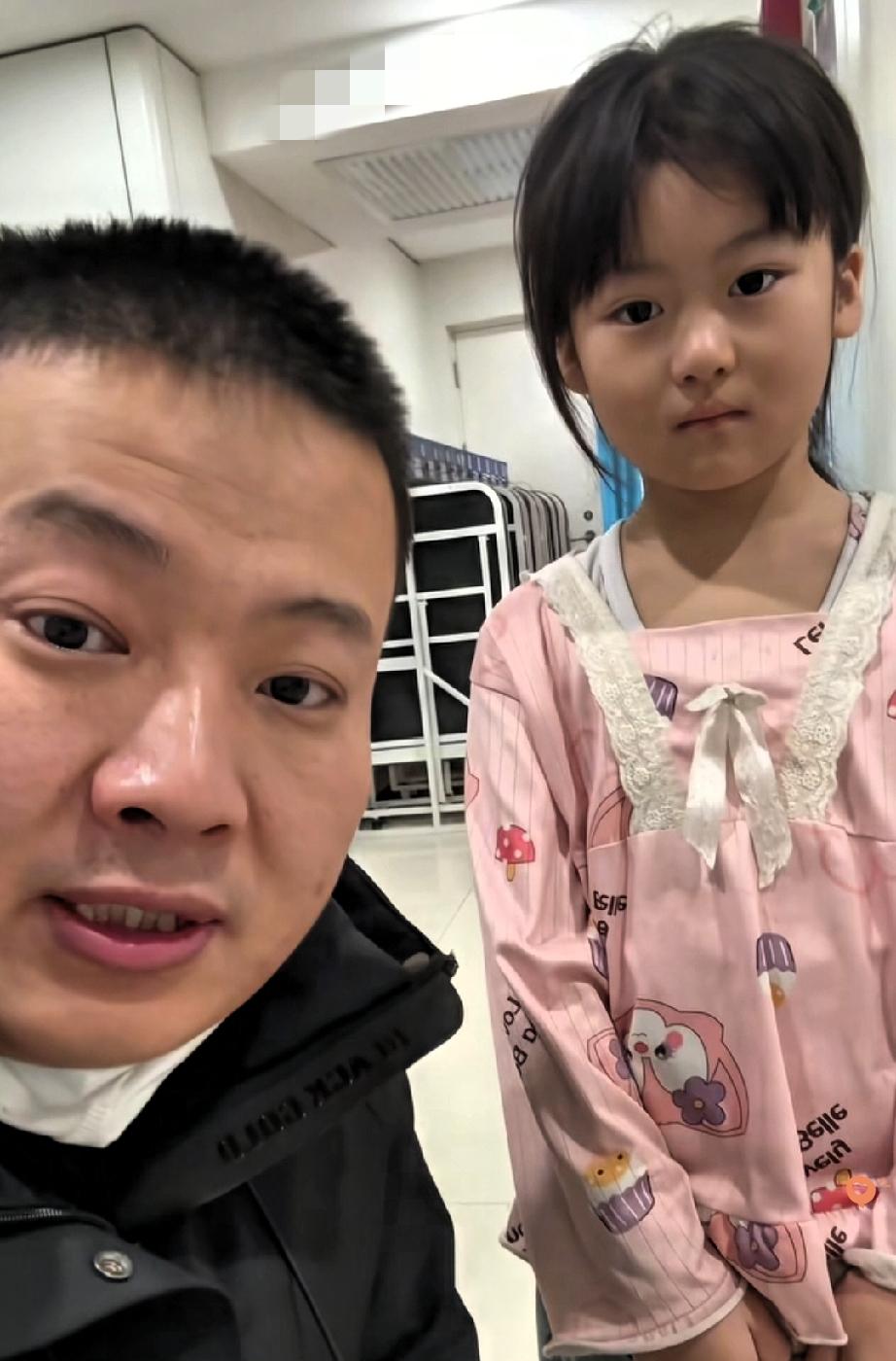 黑龙江医院里的一幕，狠狠戳中了无数人的泪点。七岁女孩本该在父母怀里撒娇，却穿