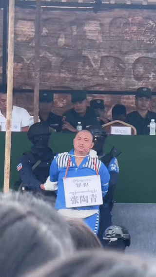 缅甸🇲🇲果敢特区。一名被判死刑的杀人犯在公审公判大会上满脸不服！他在现场