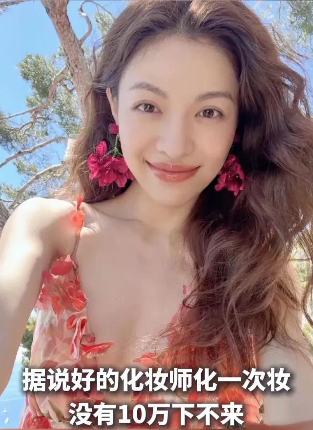 钟楚曦自己化妆，一年省出一套房？真相扎心了！都说女明星化妆师费钱，钟楚曦却靠“自