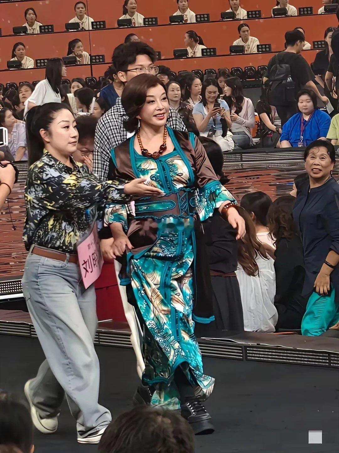 刘晓庆现身活动现场，这身服饰色彩浓烈气场十足。华丽繁复的配色与剪裁，普通人穿上