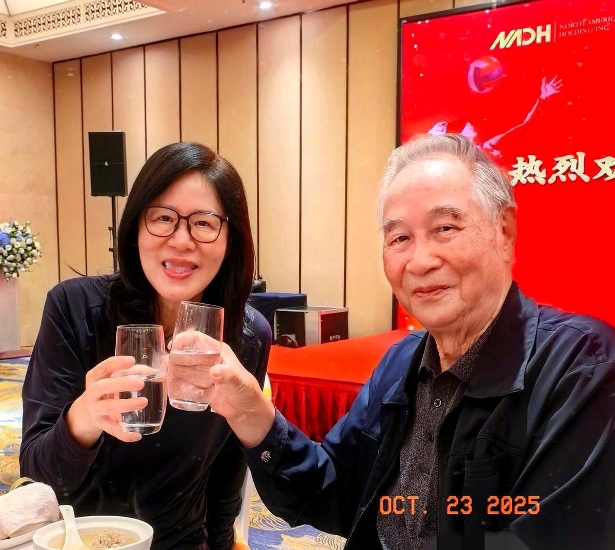 刷到郎平去重庆看望邓若曾老教练的视频,不知道怎么,眼眶一下就热了。这世道,人走