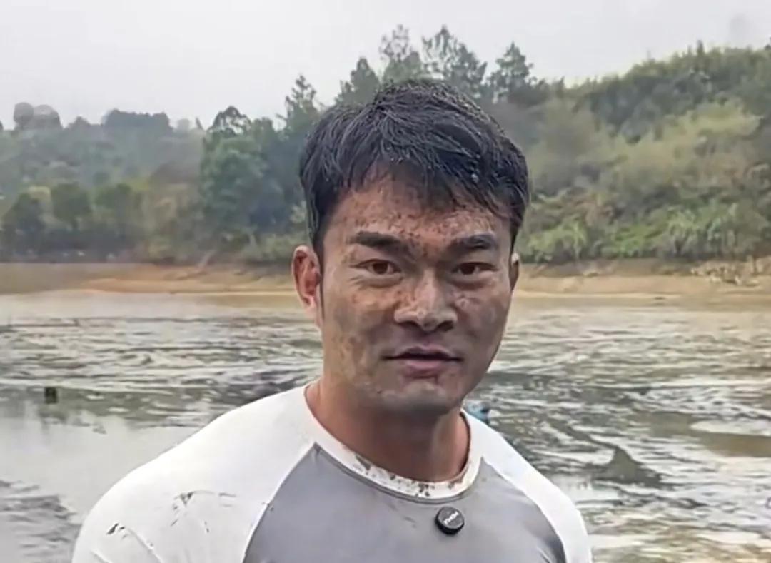 最近关注到这个专门盘鱼塘的网红，他在抖音有1000多万粉丝，是健身领域的自媒体创