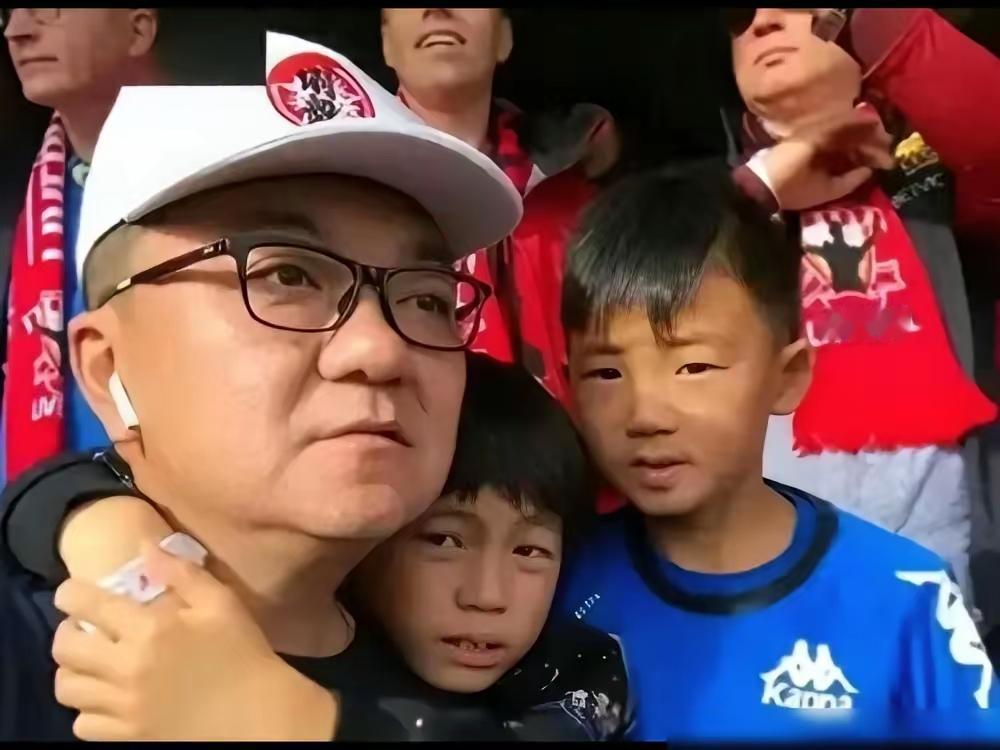 老外指着中国球员的鼻子爆粗口，孩子们全懵在原地。董路一把推开翻译，涨红着脸冲进场