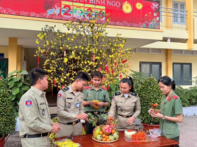 在越南胡志明市，人民保安大学（公安部）学习的柬埔寨王国内政部学生这些学习的学员