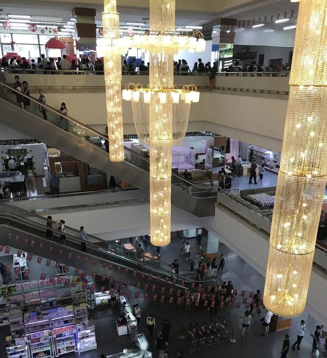 当世界上还有75%以上的人民还吃不起茶叶蛋的时候，小壤的同胞正到平壤光复地区商业