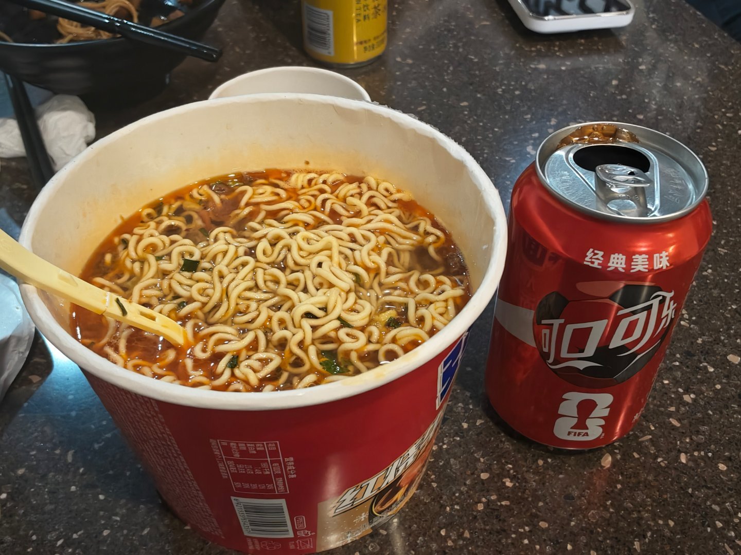 什么叫山猪吃不了细糠？来了白金卡休息室，逛了一圈，在一堆精致菜品中发现，最好吃的