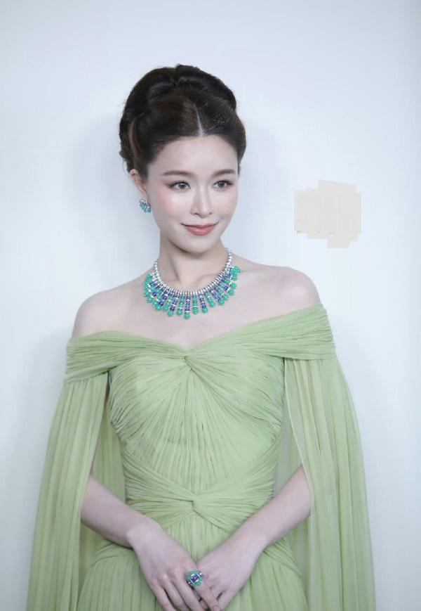 最近文咏珊在出席时尚活动的时候搭配一身水绿色的裙子，看上去非常的迷人，也很有飘逸