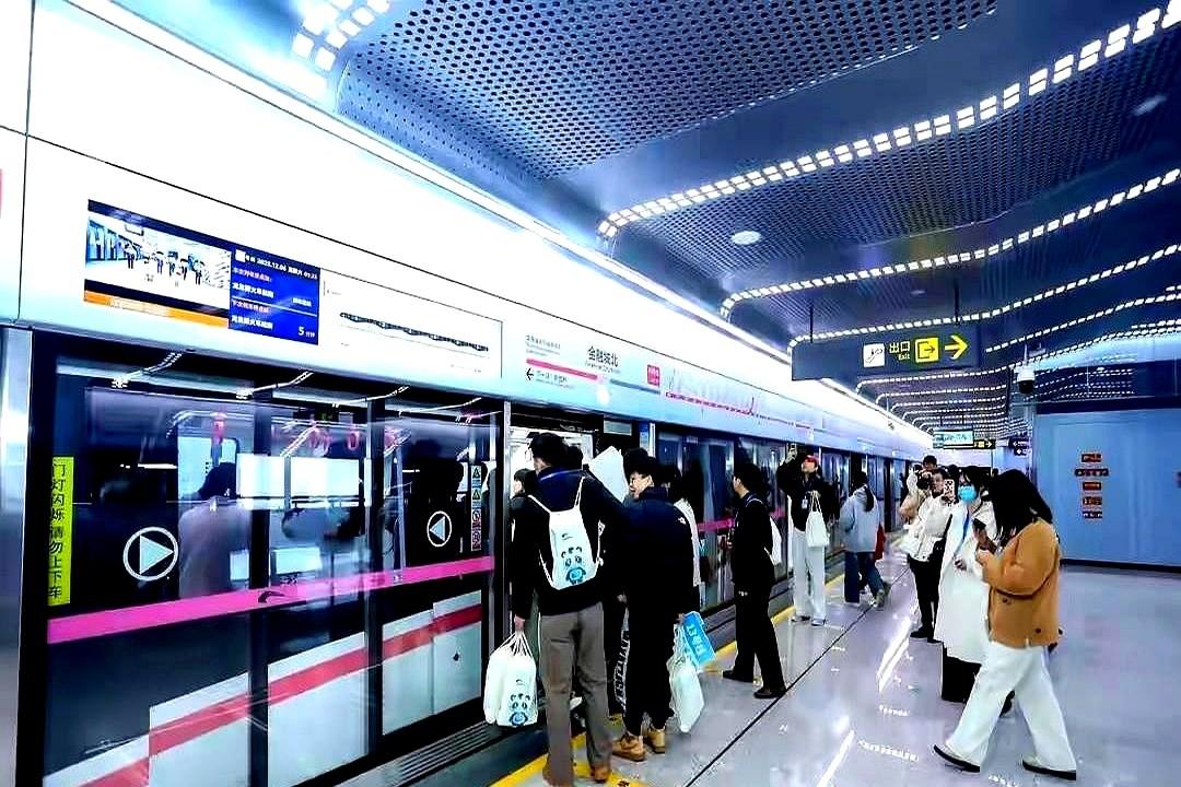 成都的朋友圈这两天像被磁悬浮刷过，关键词只有俩——13号线、30号线，大家把日历