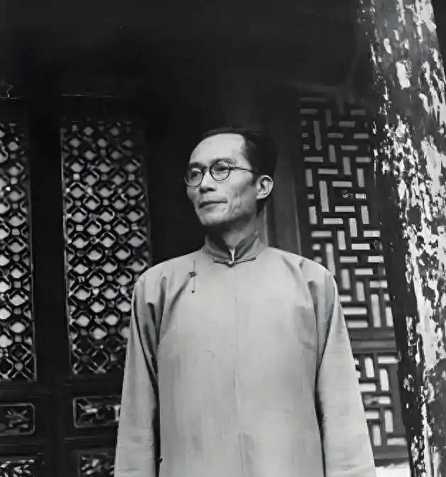 1949年，梅贻琦不顾学生们的苦苦挽留，毅然南渡，临走前，他说道:“我若留在大陆