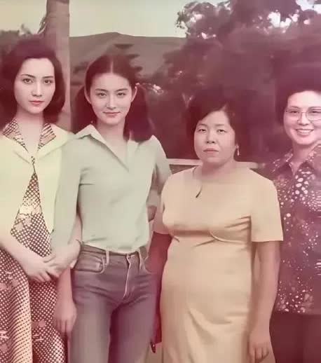 这张照片拍摄于1973年，林青霞主演了电影处女作《窗外》后和胡茵梦等人的合影。那