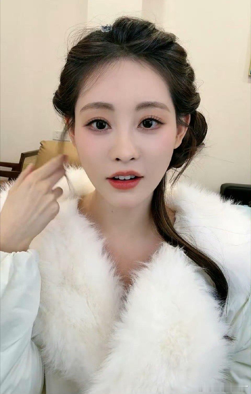 祝绪丹直播抽新年礼盒论宠粉，我只服祝绪丹！直播里翻牌不停，cover手势舞，还