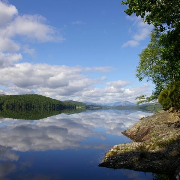 出句：湖云常入句；对句：江风屡动书。联意解析：[墨镜]‌此联意境悠远