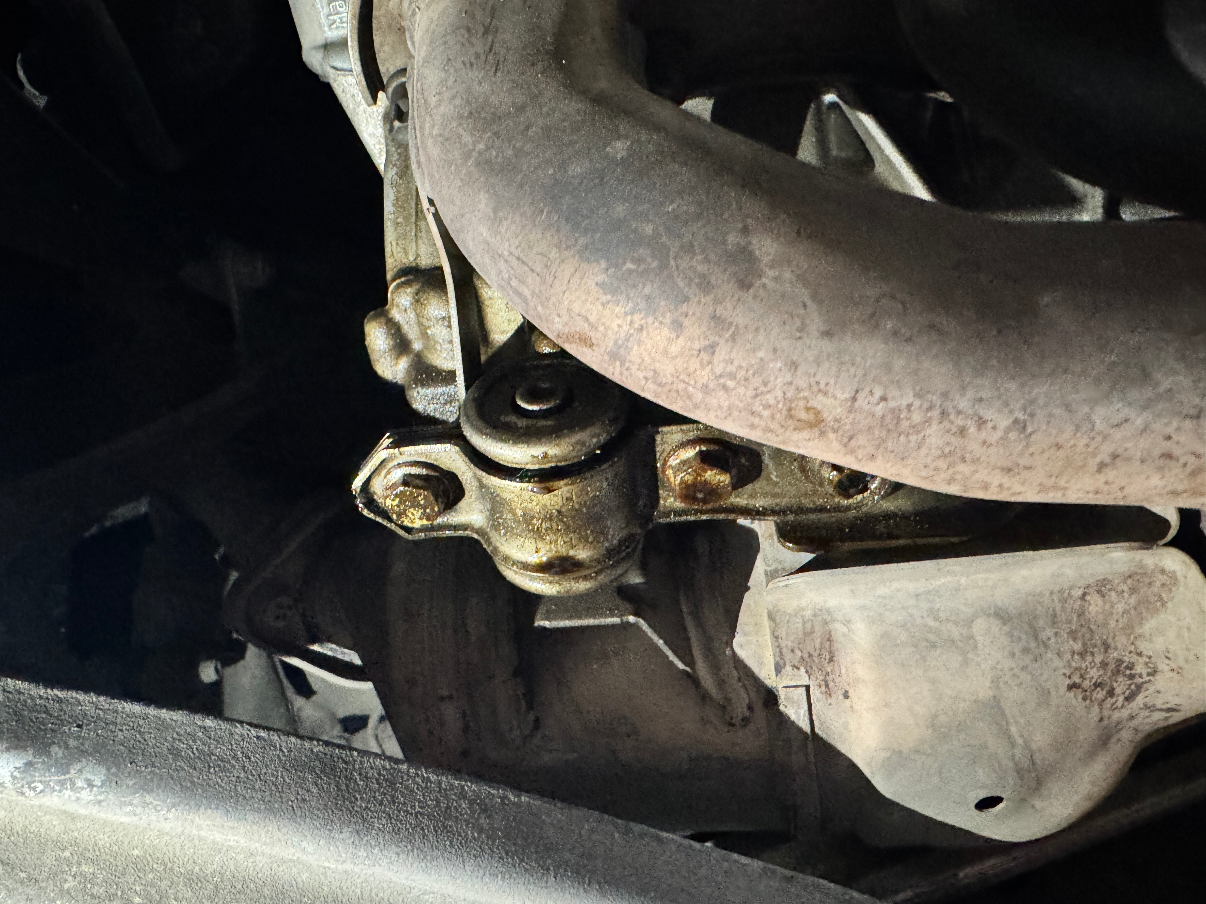 纯正德味儿第一步，发动机该渗油的渗油，该漏油的漏油