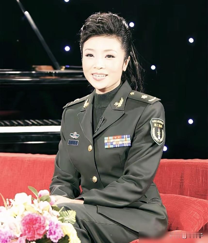 被营销号按头一生未婚、晚景凄凉的著名歌唱家李丹阳，不仅偷偷当了妈，还转身成了非遗