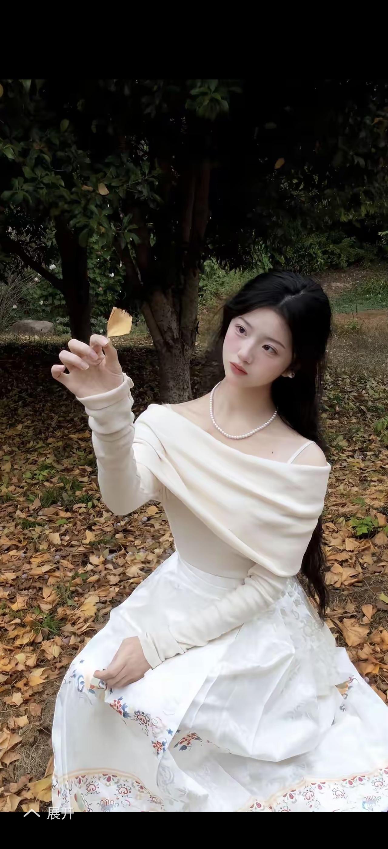 初冬的感觉真好。小城的初冬，阴雨天多了起来，“一场秋雨一场寒”，温度渐低。不过，