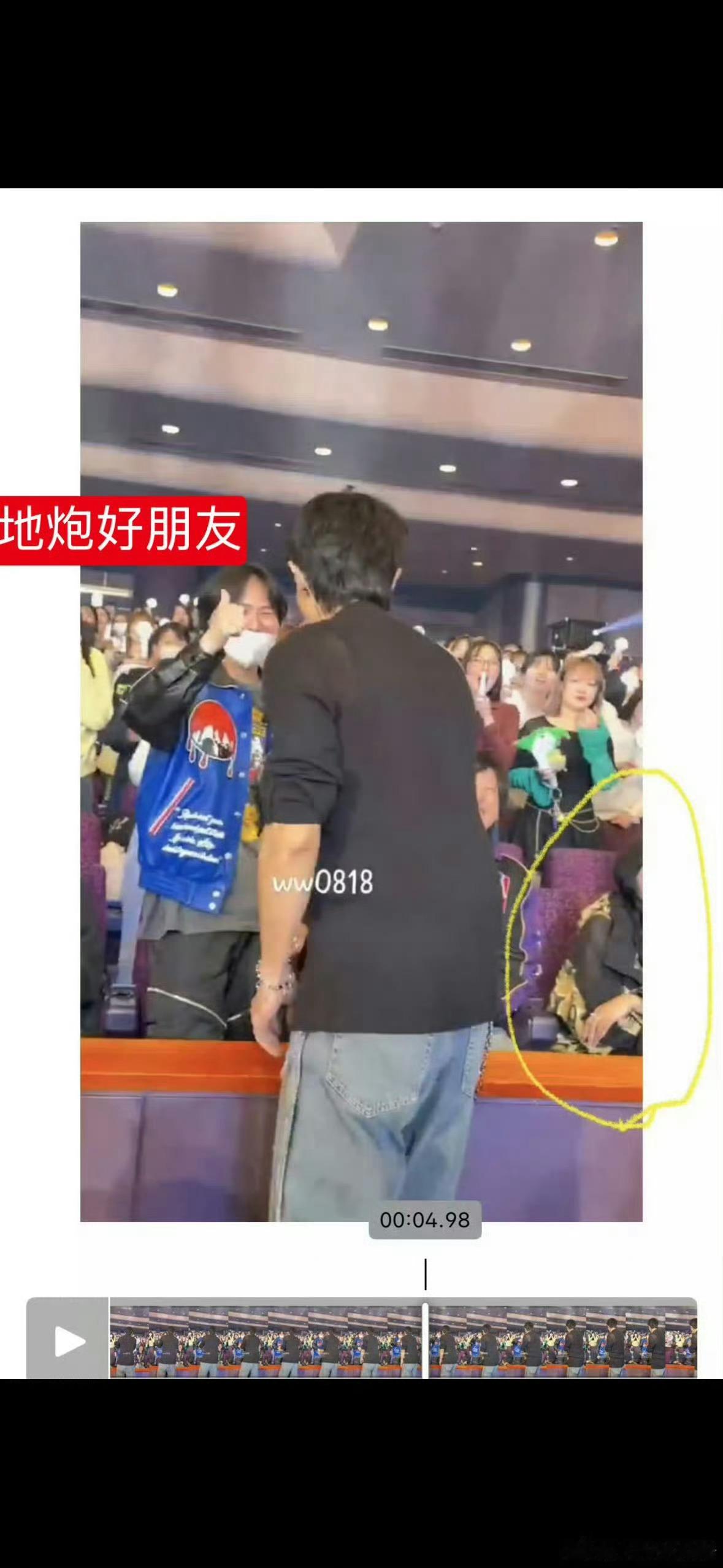 韩国男团成员朴灿烈女友正面照于近日曝光！女友多次紧随朴灿烈巡演行程陪伴，似乎是
