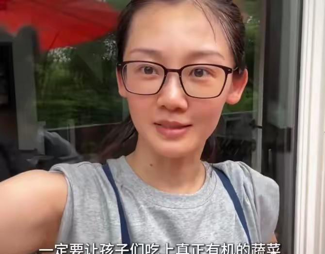 苗苗也爱“农村生活”，在家里开荒种地，手臂磕伤也乐在其中……好多明星都在家里开