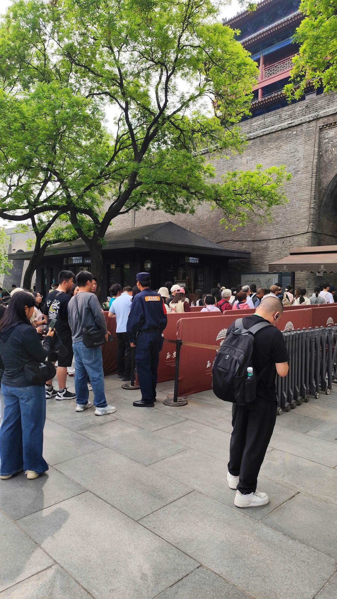 📍坐标西安城墙永宁门，不得不承认，咱还是低估了城墙的号召力。就一个普普通通的周