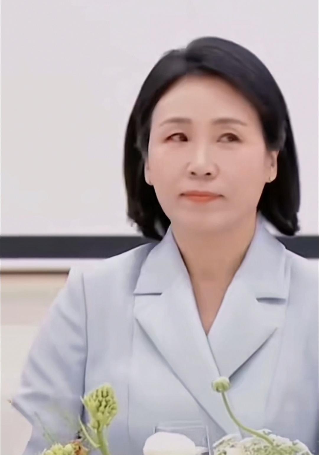 韩国总统李在明夫人，眼神犀利，几乎可秒杀一切。落落大方、端庄持重，浑身透着股