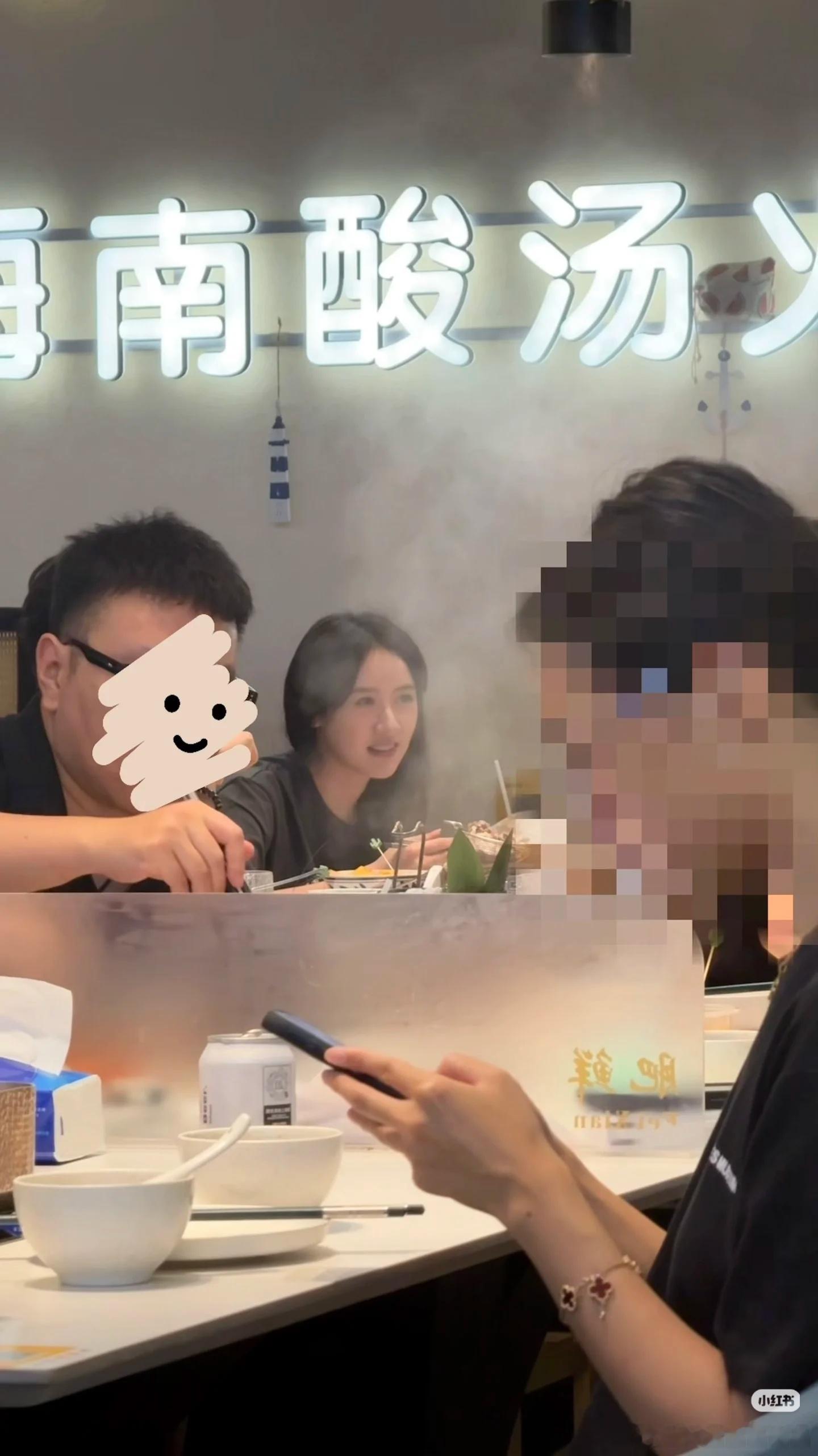 昨天有网友在北京某饭店偶遇袁冰妍和同学一起吃饭，看起来状态不错，没有班味。​​