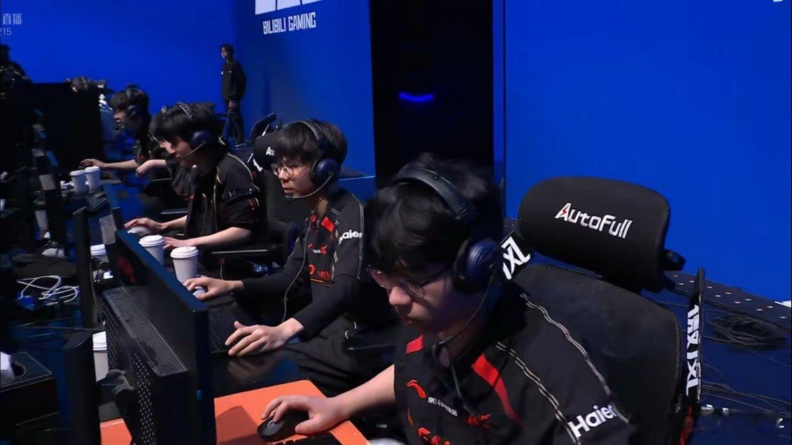 BLG对战JDGBLG又被JDG翻盘了JDG巨大落后以为要寄了，没想到BL