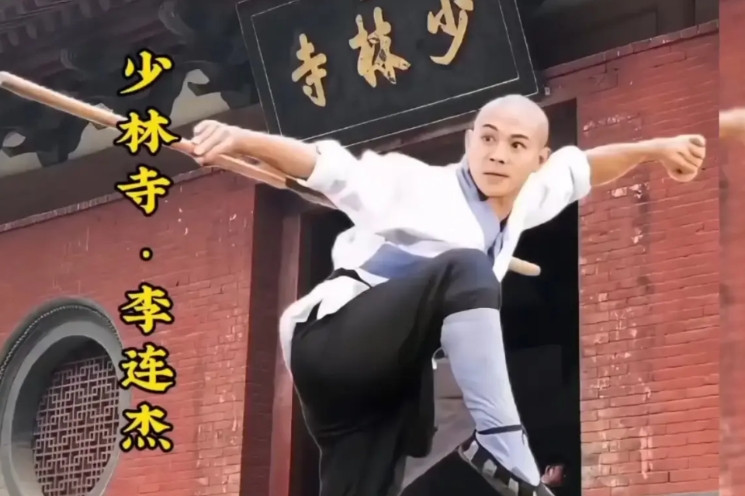 李连杰在采访时说：我年轻的时候去少林寺，只是个破庙，就十来个人。没有武师，没