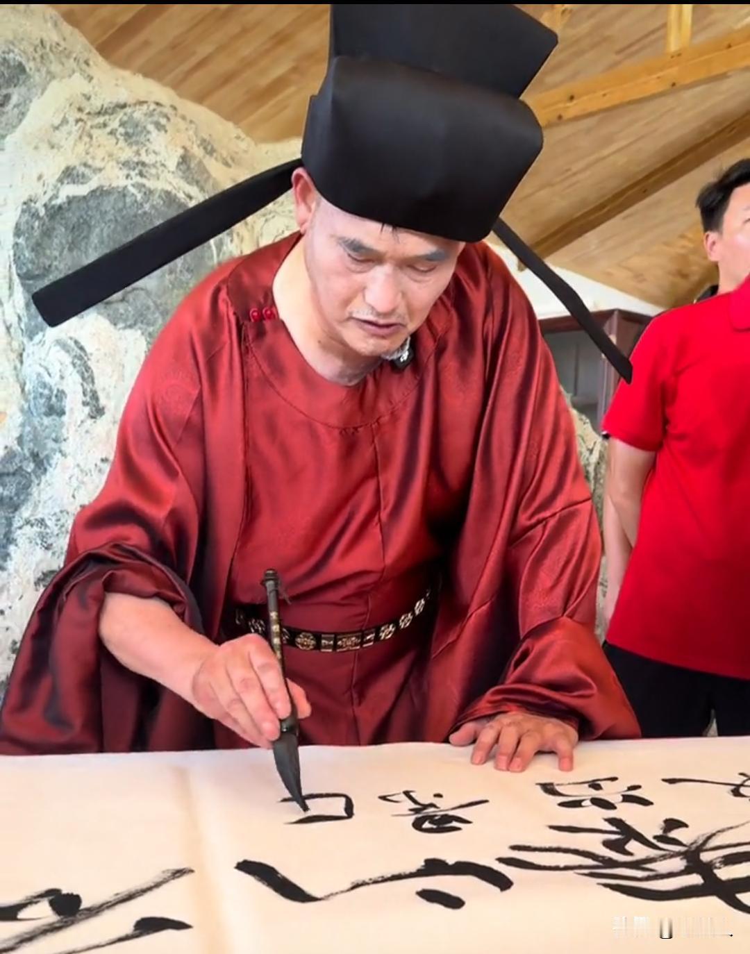 朱之文虽然只有小学文化，但是他写的字还可以。你们愿意花1000元买朱老师的字吗？