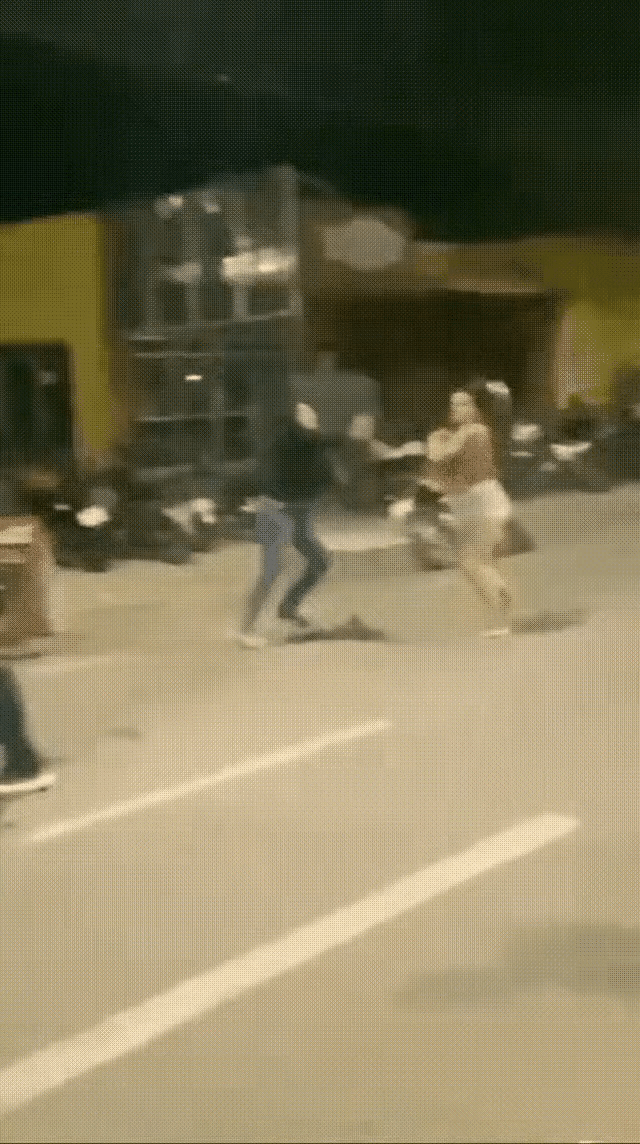 这个女人，穿件红衣服短白裤，就以为自己挺牛，所向无敌了，竟然敢挑战一个男人。这女