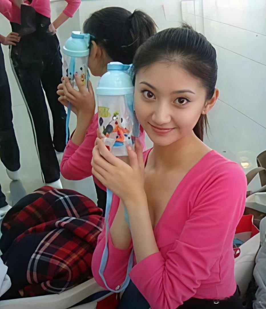 回看景甜学生时期的模样，青涩灵动，满满的青春少女气息。​​​