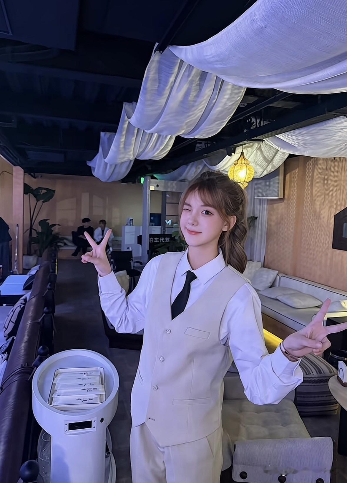 酒吧里的马甲制服小姐姐