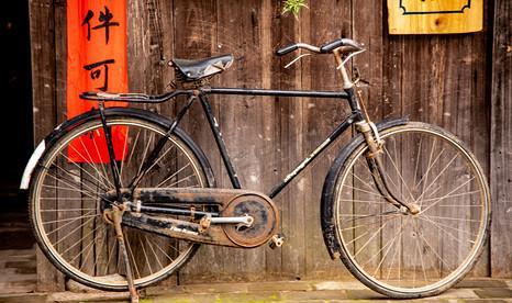 1942年，八路军伏击伪军，缴获了30多辆自行车，正愁如何处理，伪军队长却托人恳