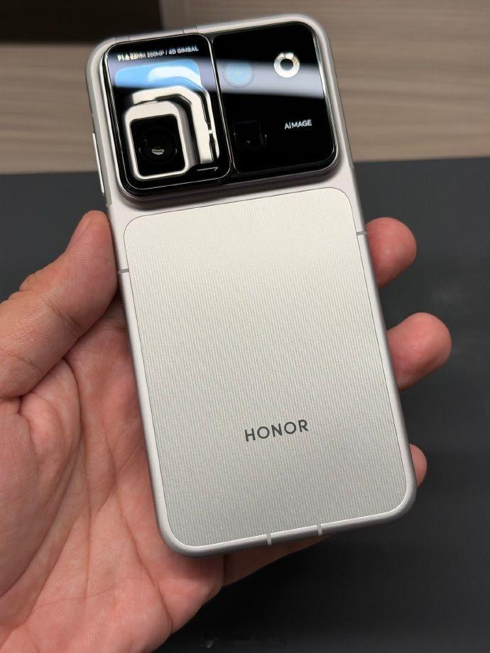 荣耀Magic9ProMax对比iPhone18Pro银色，大家觉得哪个银色CMF做的很高级？一体化