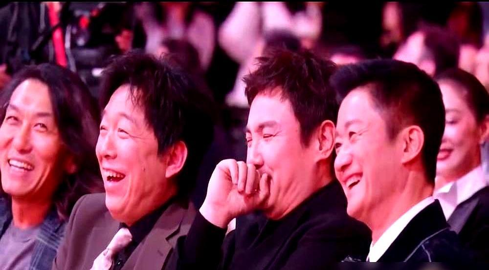 邓超一提组男团，沈腾吓得直摇花手，黄渤抬头看灯，吴京当场灵魂出窍。微博之夜