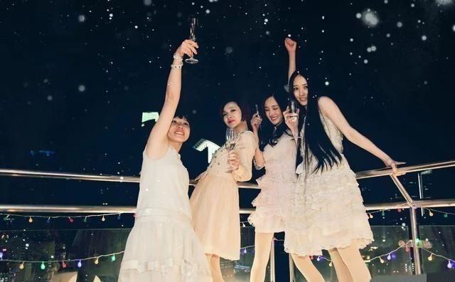 2012年，郭敬明筹拍《小时代》，出1000万片酬邀请郭碧婷出演南湘一角，郭碧婷