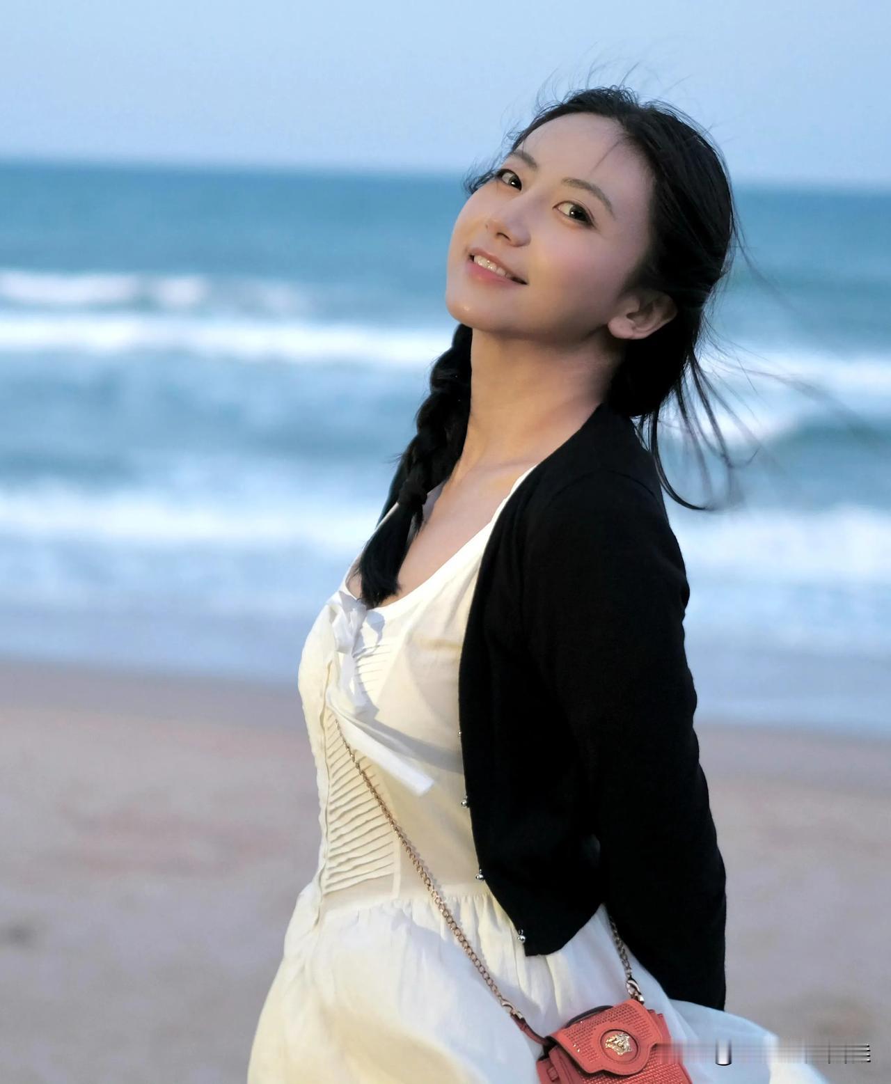 性感翘臀完美身材早上好，来海边看日出