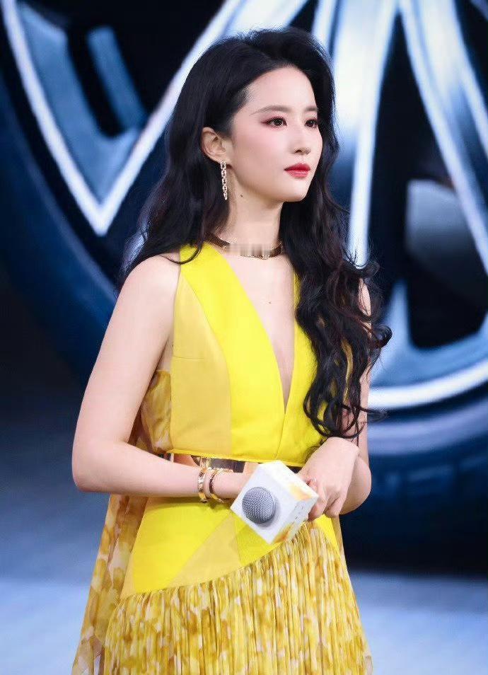 刘亦菲这举动挺迷的，昨天还美美的参加白玉兰晚宴，可今天这颁奖典礼，这姐突然说不去