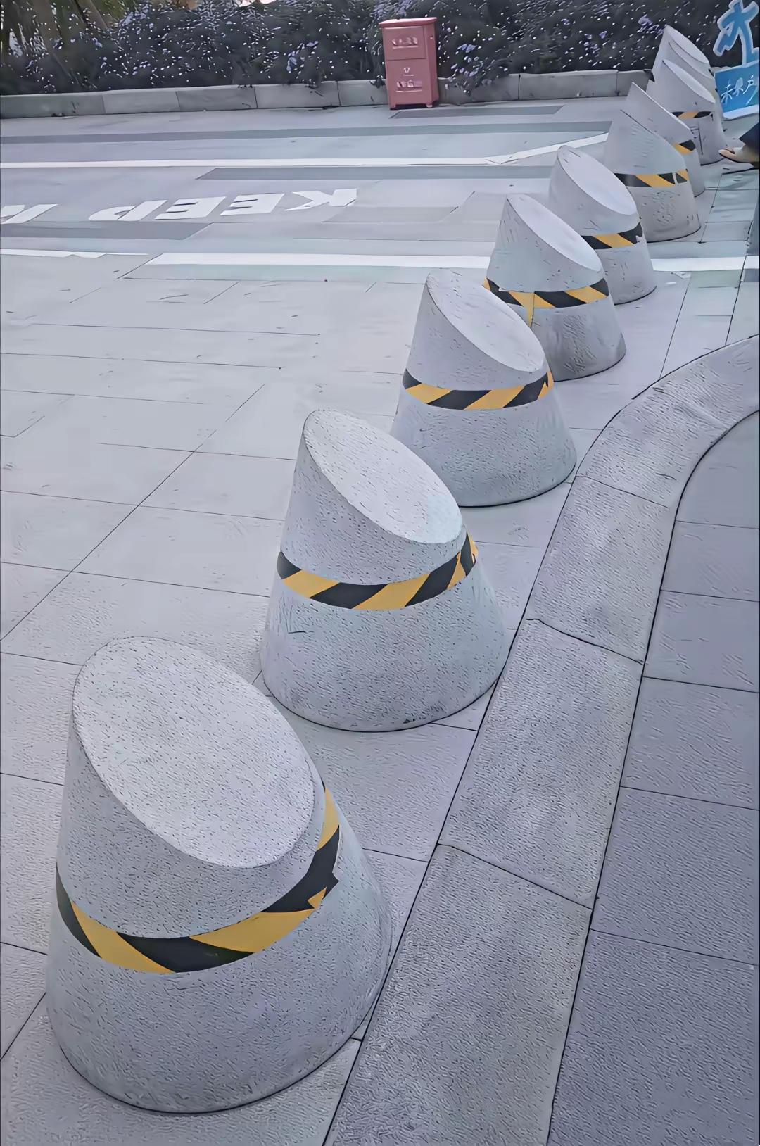 同样是路边隔离石墩，广州和深圳一对比，真的能看出城市基建的差距。广州部分尖角