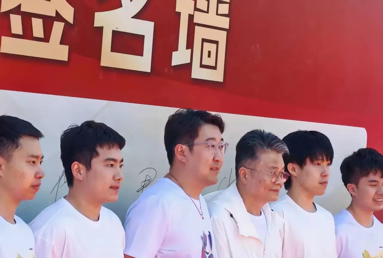 今天新鲜的“爱臭屁”的王楚钦，用背后发球逗小孩子开心，故意放水让阿姨开心，这活动