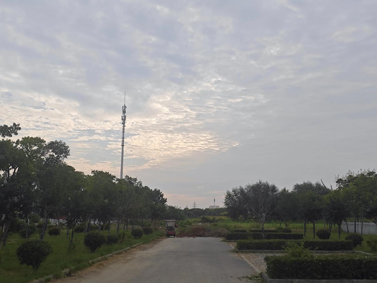 很多老师在争论：如果直接取消中小学教师职称制度，会不会造成大批老师躺平？这里要