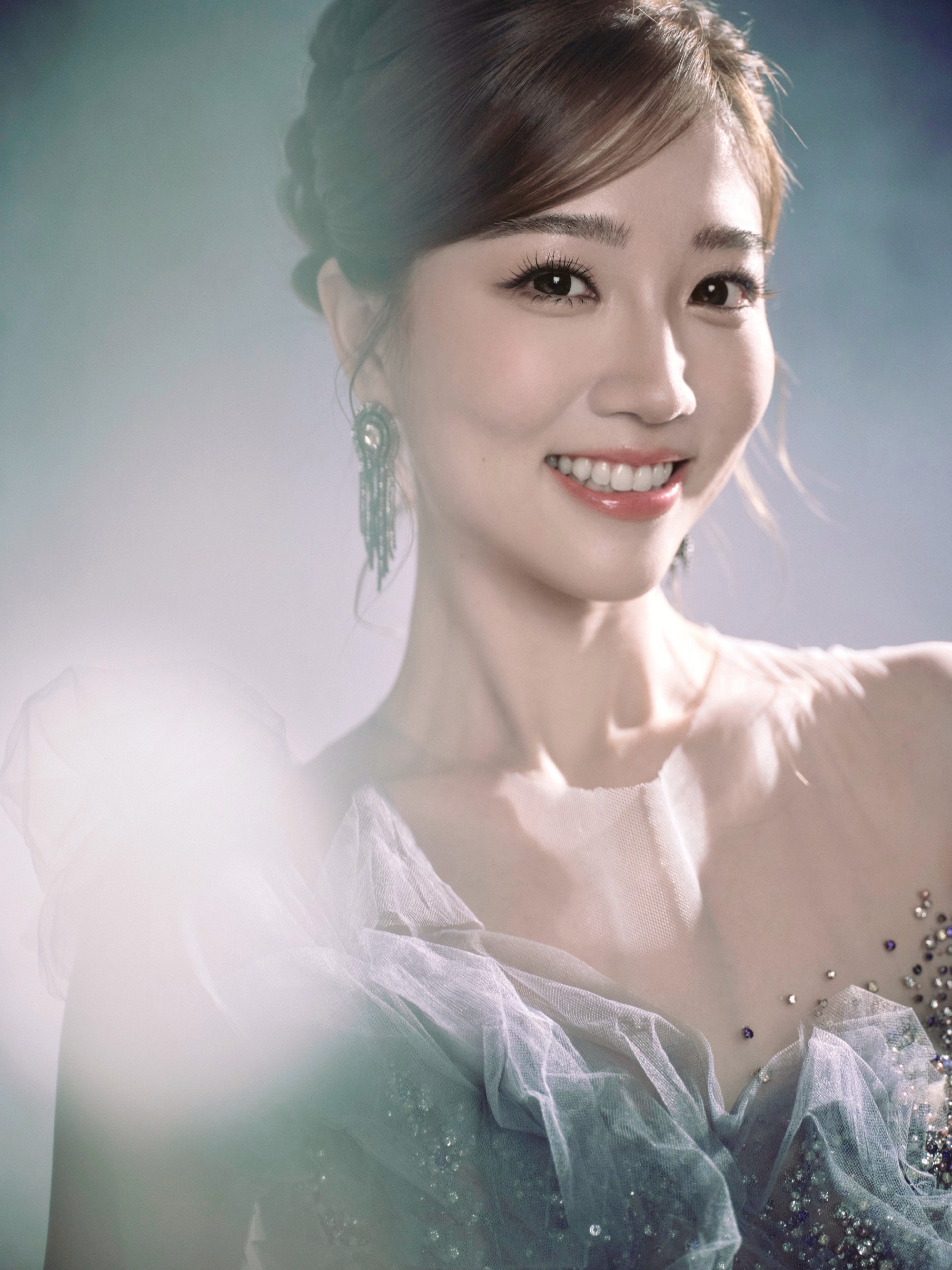 张纯烨：薄纱轻绕，仙气飘飘的小仙女。张纯烨