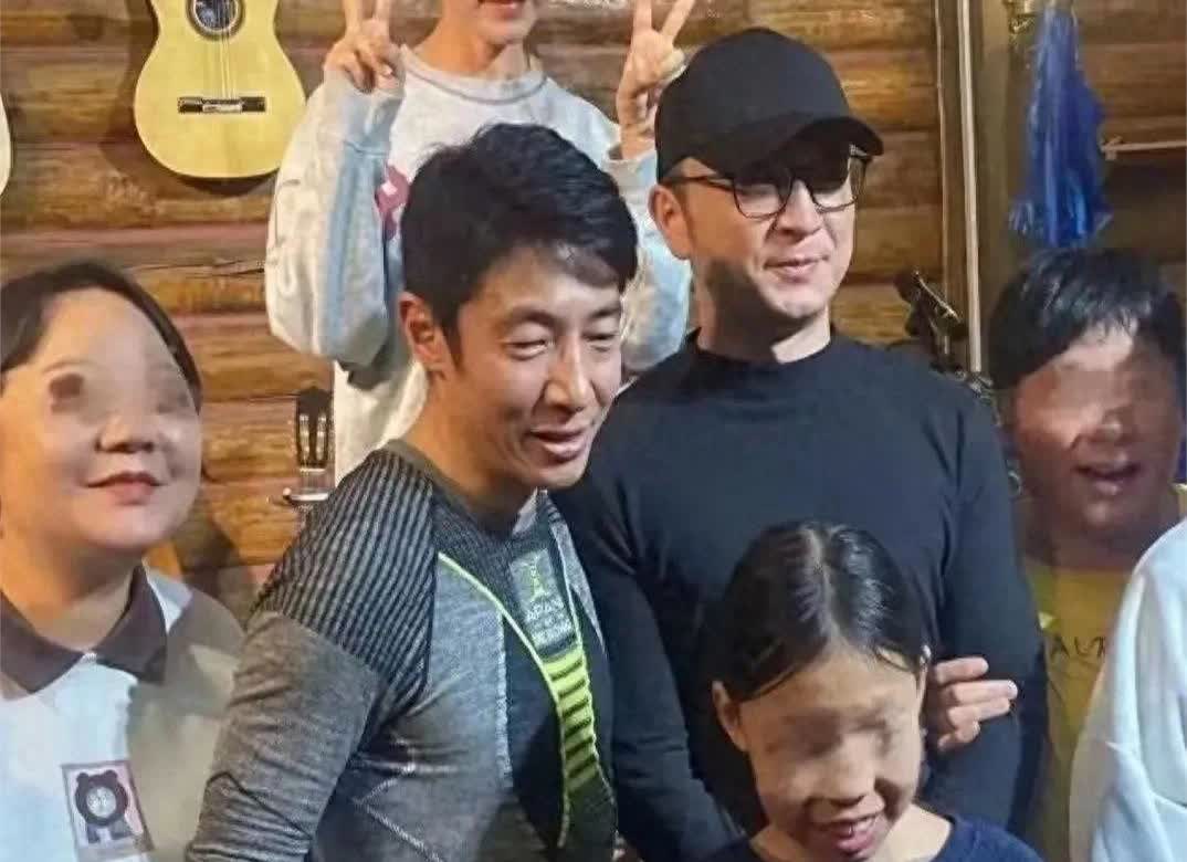 撒贝宁一家4口亮相百年老屋，37岁李白变胖了，儿子一头金发好乖