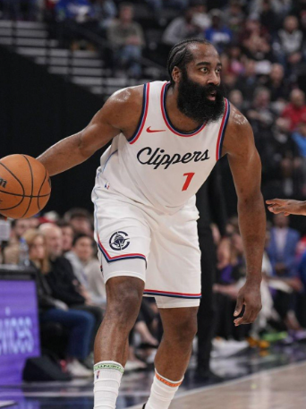 哈登从来不是一个自私的人，他看到卡子手热就会一直给他球打。哈登这人很聪明。