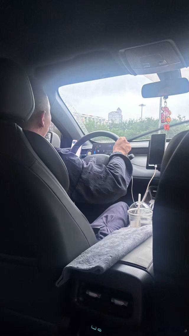 打了辆比亚迪秦PLUS混动车型，司机说这车去年买的，当时裸车价6万多点，