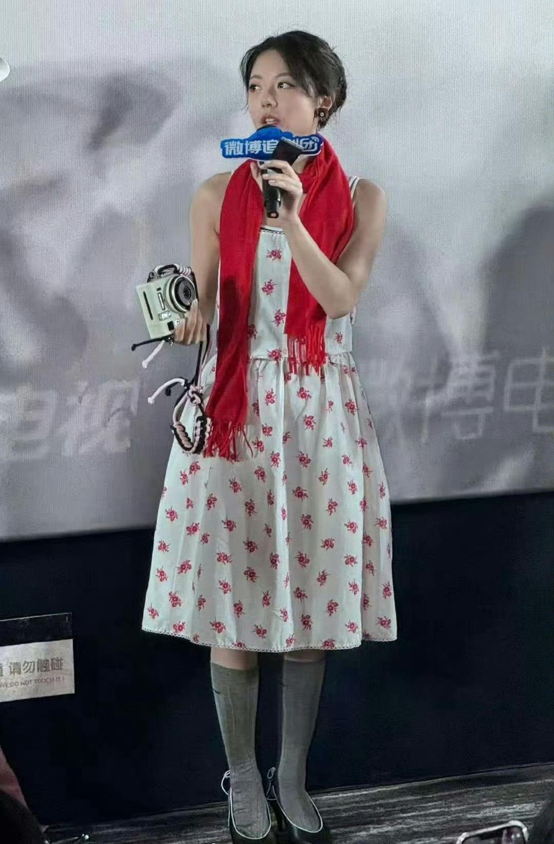赵今麦在偶像剧中的表现问题主要还是在于演技，尤其是处理爱情戏方面明显吃力。亲密戏
