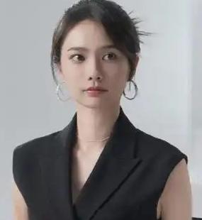 正在播出的电视剧《重器》中，黄景瑜出演的男主角陈一众，和姜佩瑶出演的夏英杰，经历