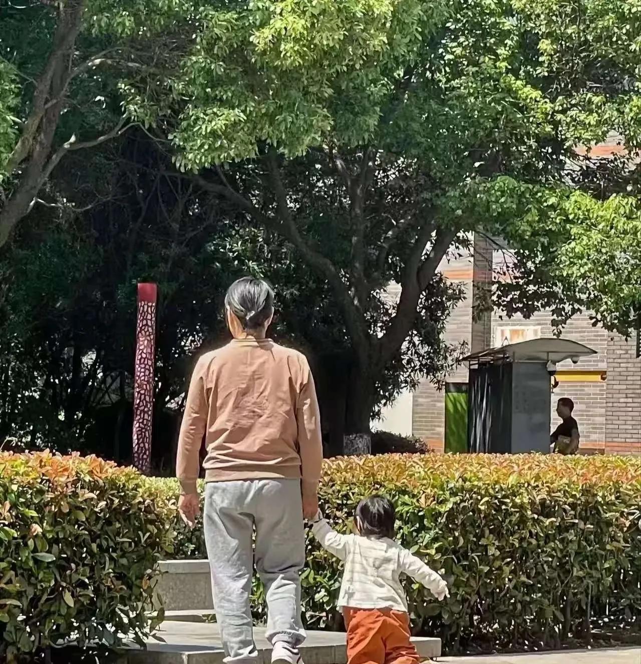 我妹虽然是个退休工人，平时也不声不响的，但是我知道，她这些年炒股还是挣了一点钱，