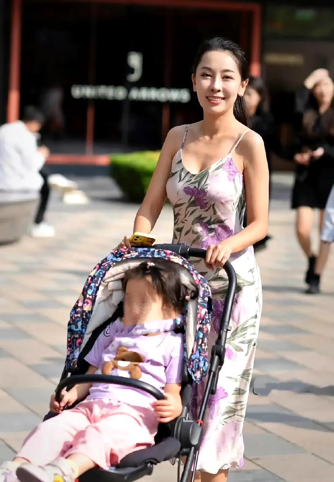 老公难道不会介意你穿这样出门吗？​​​