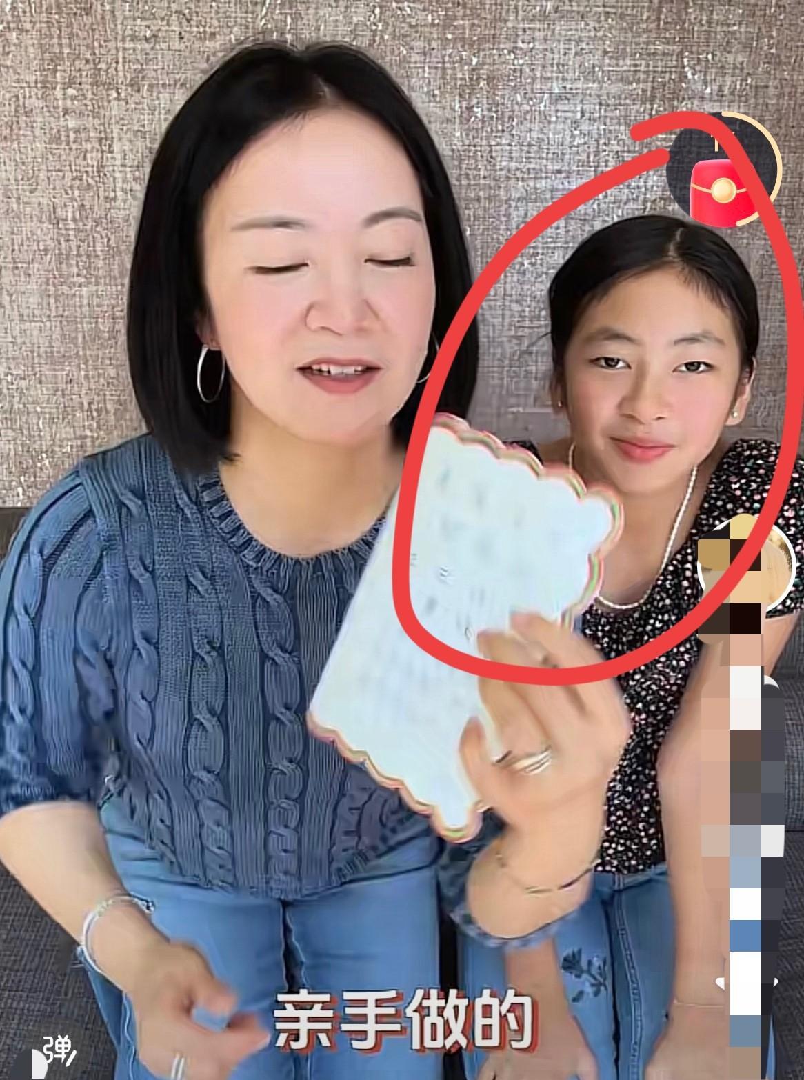 哈哈，阿雅女儿柳愿明浑身上下都像极了爸爸，她爸爸有着印度血统呢！不得不说，爸爸的