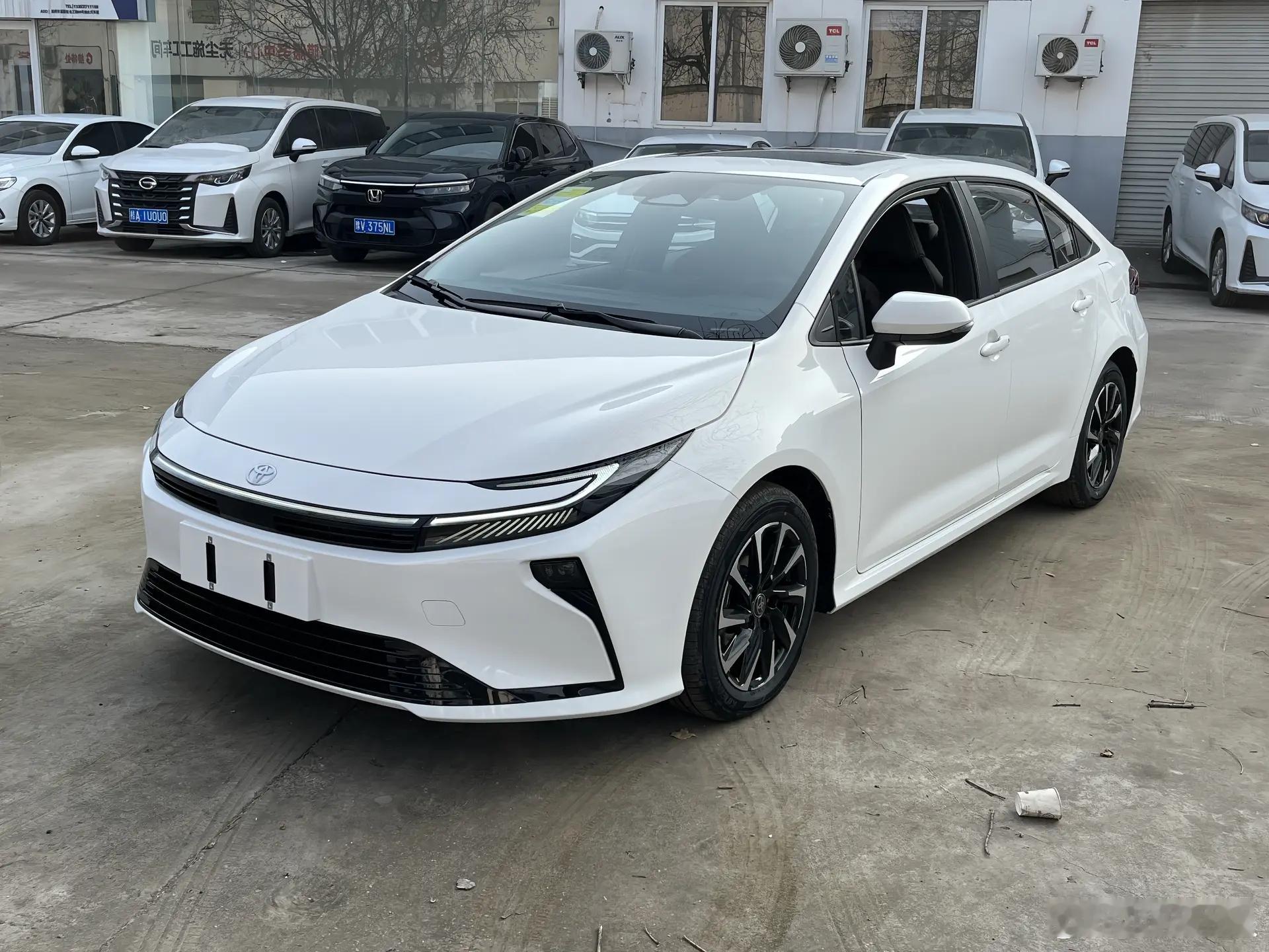 2026款卡罗拉到店了，外观统一家族风格，除了1.8油混之外，还增加了2.0L自